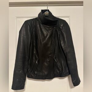 Black leather bomber jacket. Michael kors. Size L.
